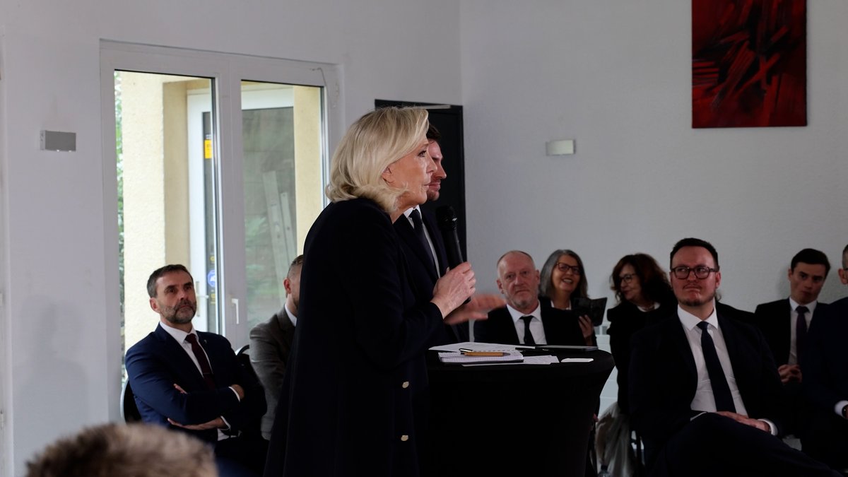 Nous avions proposé de mettre en place des visites de parlementaires dans les EHPAD. Non pas pour les surveiller, et faire des dénonciations, mais pour recréer un lien de confiance. On peut le faire dans les prisons, pourquoi pas dans les structures accueillant des personnes âgées, voire dans des crèches ?