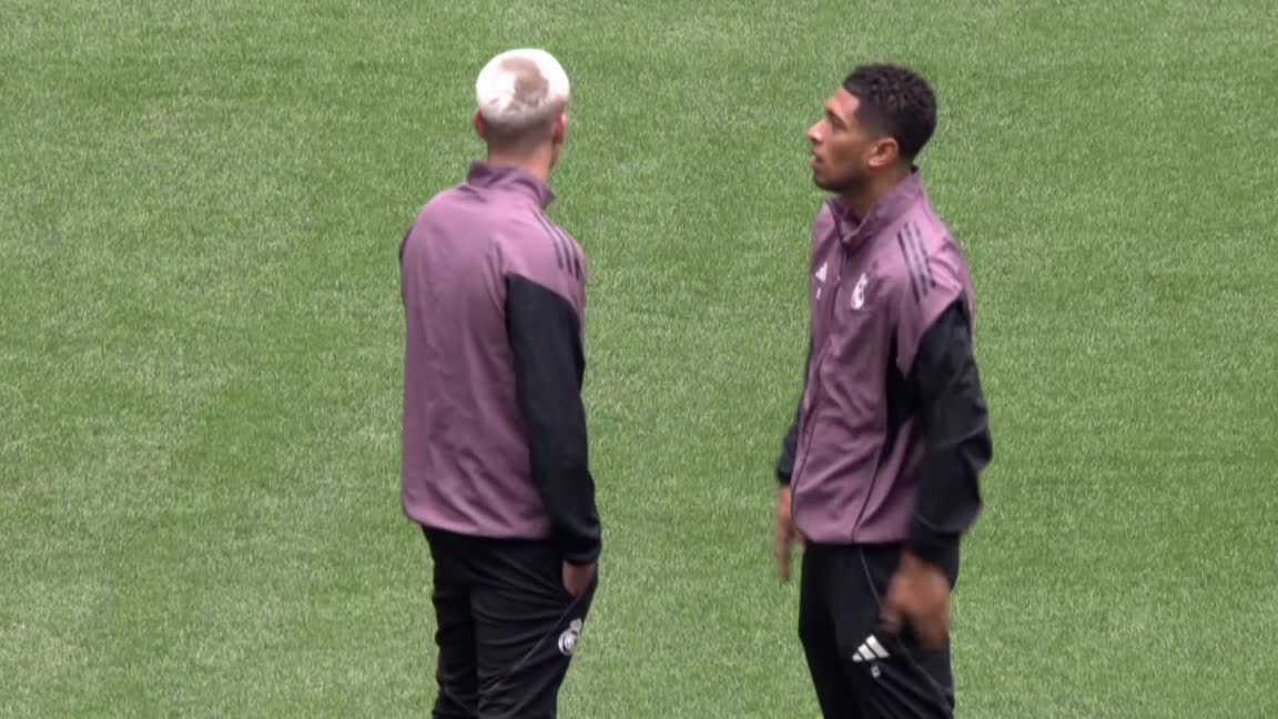 🚨 IMAGEN DAZN 🚨 Bellingham y sus gestos en el bíceps femoral antes de su lesión en la previa del partido 👀 #LALIGAenDAZN ⚽️
