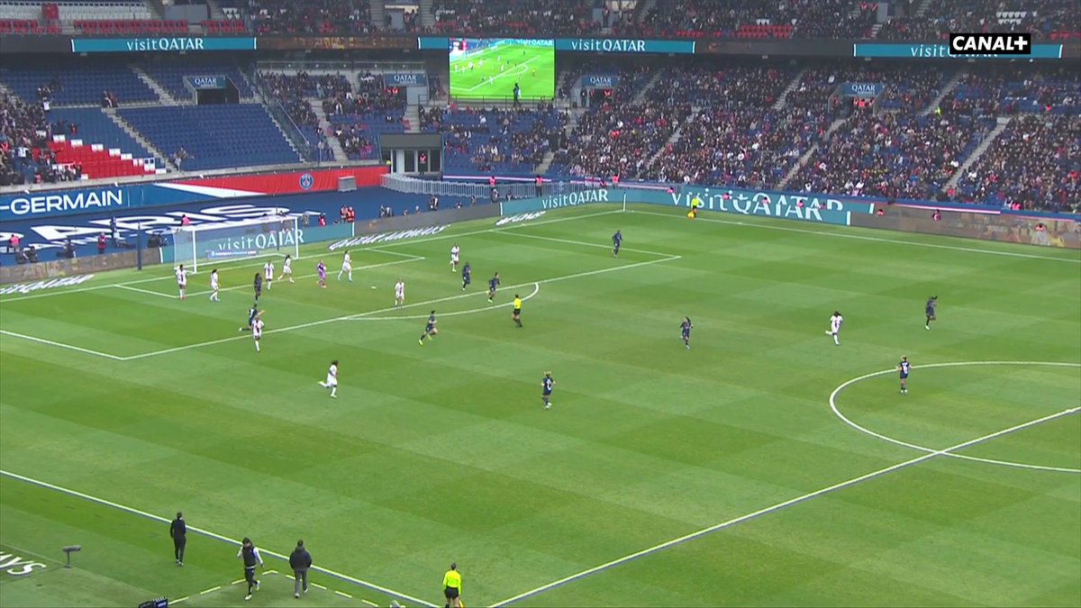 Le PSG se fait piéger par une ancienne et Tabitha Chawinga donne l'avantage à Lyon dans ce choc d'Arkema Première Ligue ⚡️ Une action qui part de la gardienne, et 4 passes plus tard, ça fait 0-1 🤯 #PSGOLL | #ArkemaPL