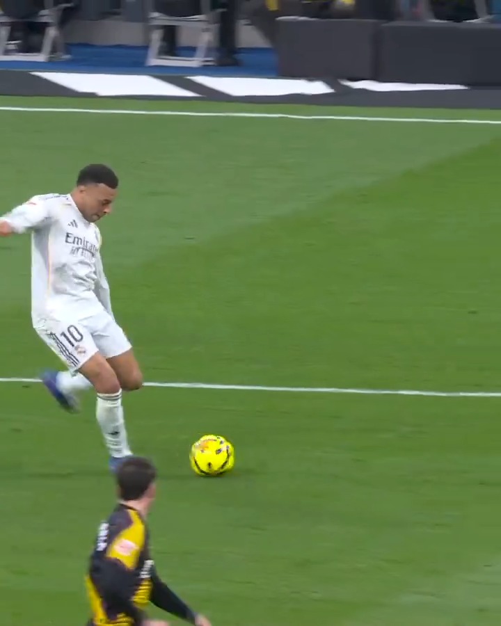 Empty net with the match at 1-1 and Mbappé hits the crossbar 😱 (via LALIGA)