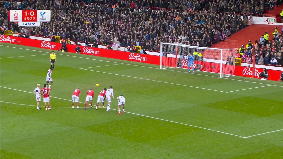 Ismaïla Sarr draws Crystal Palace level from the spot! 🎯