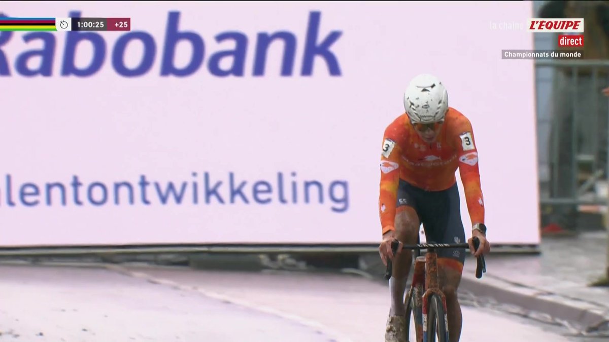 ๐ ET DE HUIT POUR MATHIEU VAN DER POEL ! Le Nรฉerlandais devient Champion du monde de cyclo-cross pour la huitiรจme fois, record absolu ! Tibor Del Grosso et Thibau Nys complรจtent le podium. #lequipeVELO