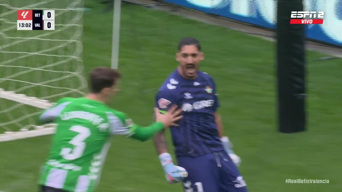 ¡COMO BAROVERO A GIGLIOTTI EN 2014! Álvaro Valles, de Betis, y un atajadón sobre el penal de Pepelu muy similar al del ex arquero de River en aquel recordado cruce ante Boca por la CONMEBOL #Sudamericana... 📺 Mirá #LaLiga por #DisneyPlus Plan Premium