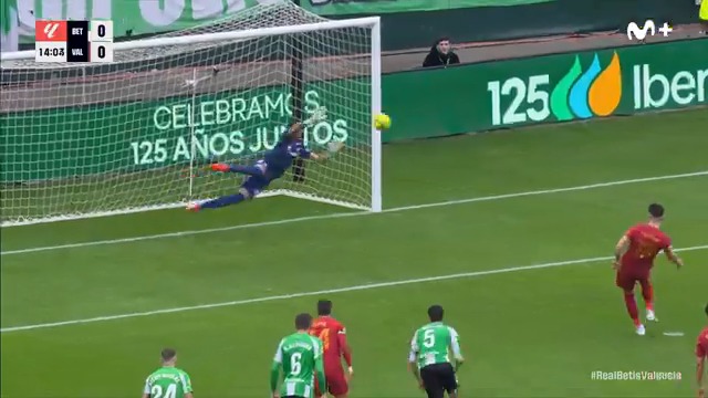 ✈️ Vuela Álvaro Valles para negarle el primero a Pepelu desde el punto de penalti. #LALIGAEASPORTS #LaCasaDelFútbol