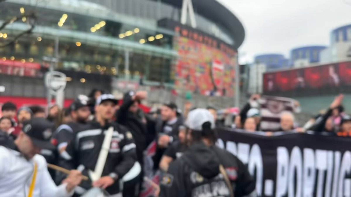 Torcida do Corinthians reunida na frente do estádio pra receber o ônibus das Brabas! Gente de vários lugares da Europa vindo até Londres pra acompanhar a final!