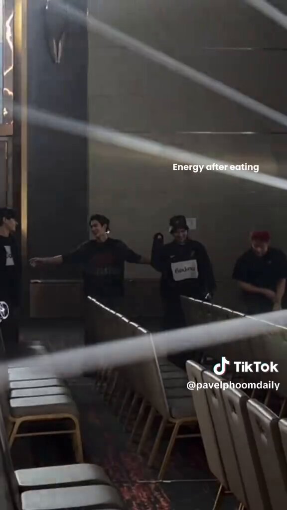 ชอบอะ ได้เห็นเขาในมุมที่ไม่ต้องคีพลุคตอนทำงาน ดูเข้าถึงง่ายเว่อร์