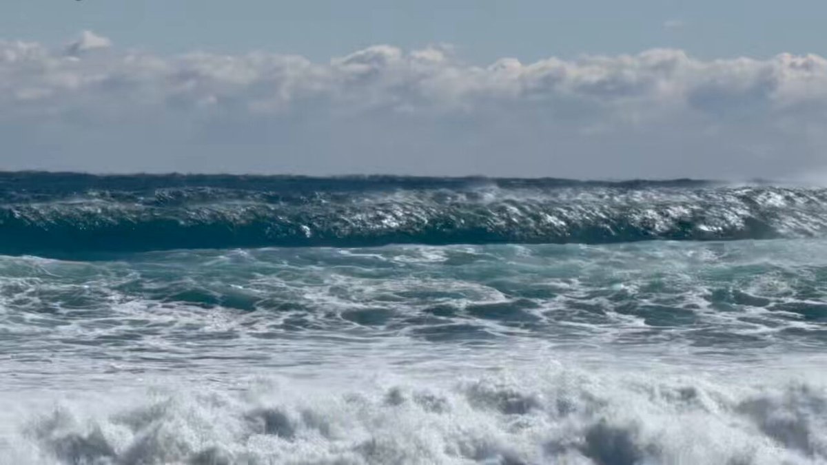 The swell is now pumping in Palm Beach County! My buddy just sent me this from the beach😱 And this isn’t even the main pulse, which will come tomorrow. Expect a little ‘storm surge’ with it too with higher than normal tides Monday and some beach erosion