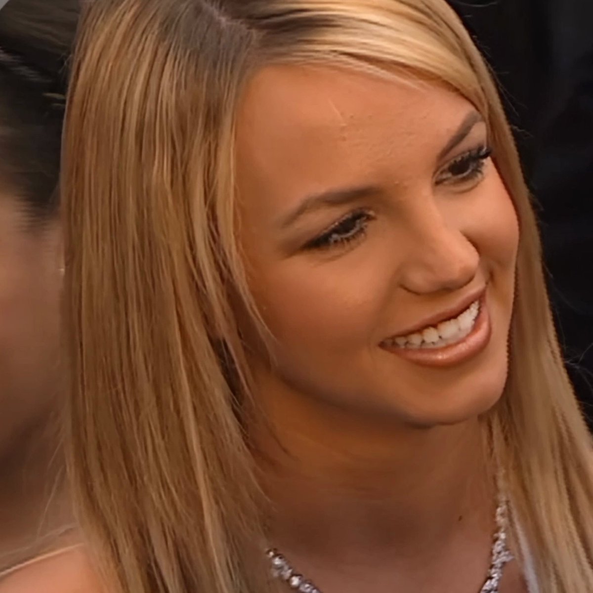 Britney Spears in a Randolph Duke gown and Oscar de la Renta stole at the 2000 #GRAMMYs