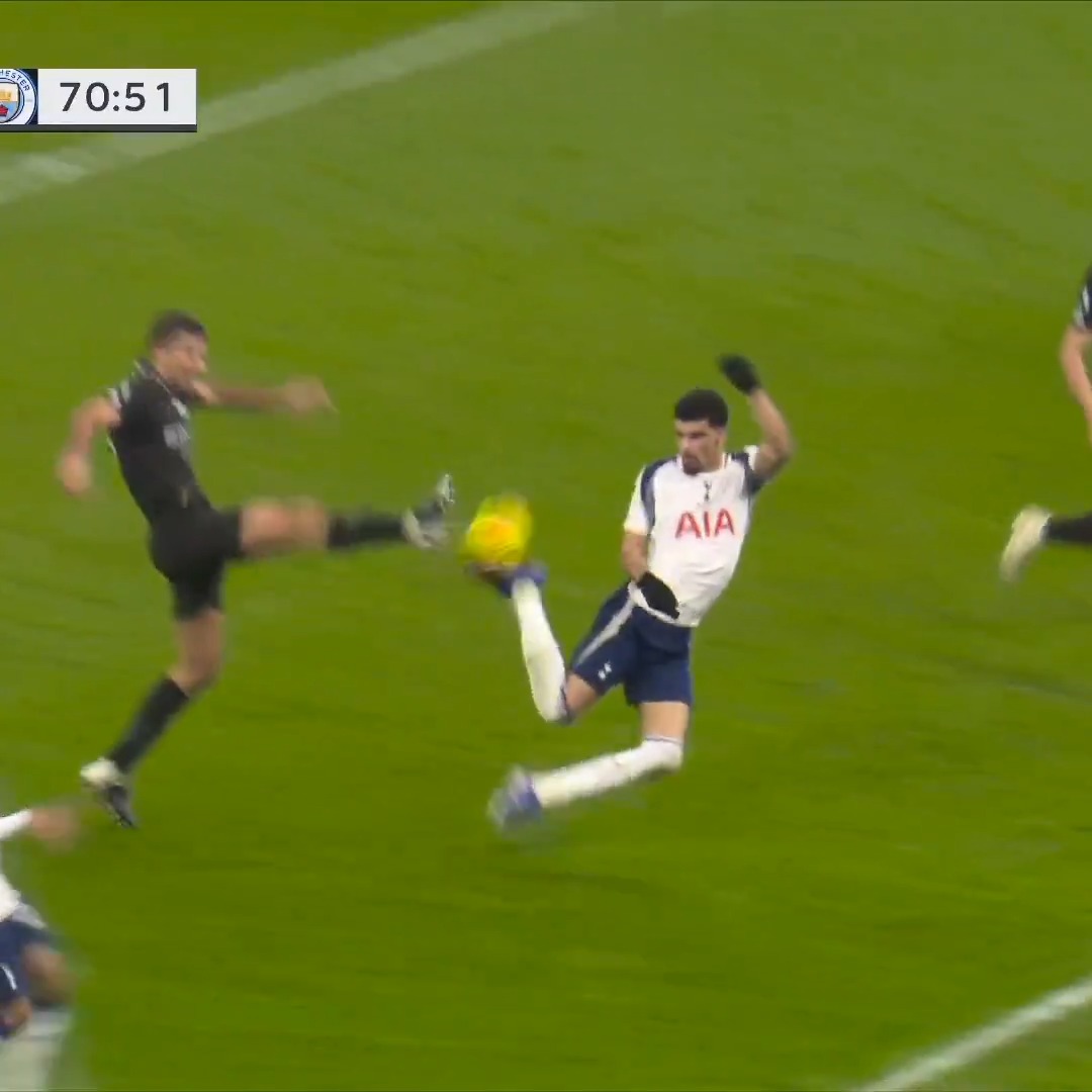 Solanke scorpion 🤯 (via NBC Sports Soccer)