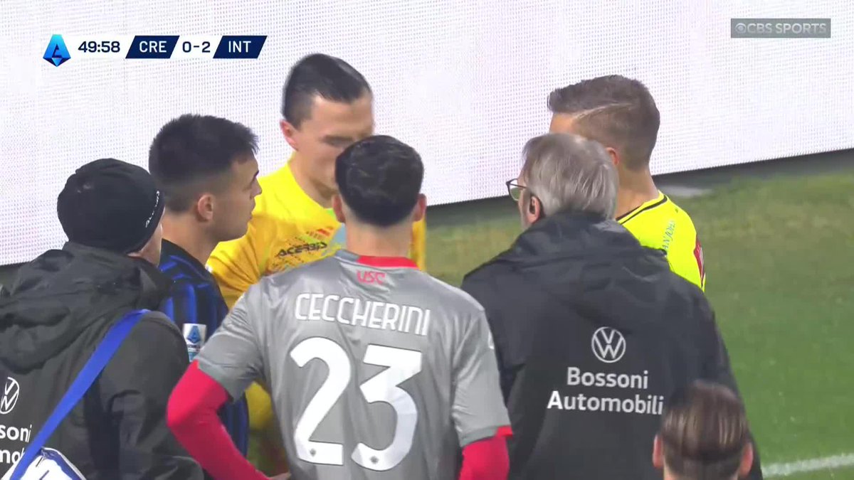 Scary scene in Serie A, where a firecracker was thrown at and floored the Cremonese goalkeeper, Emil Audero 😳 Thankfully Audero was cleared by medics and the game has resumed.