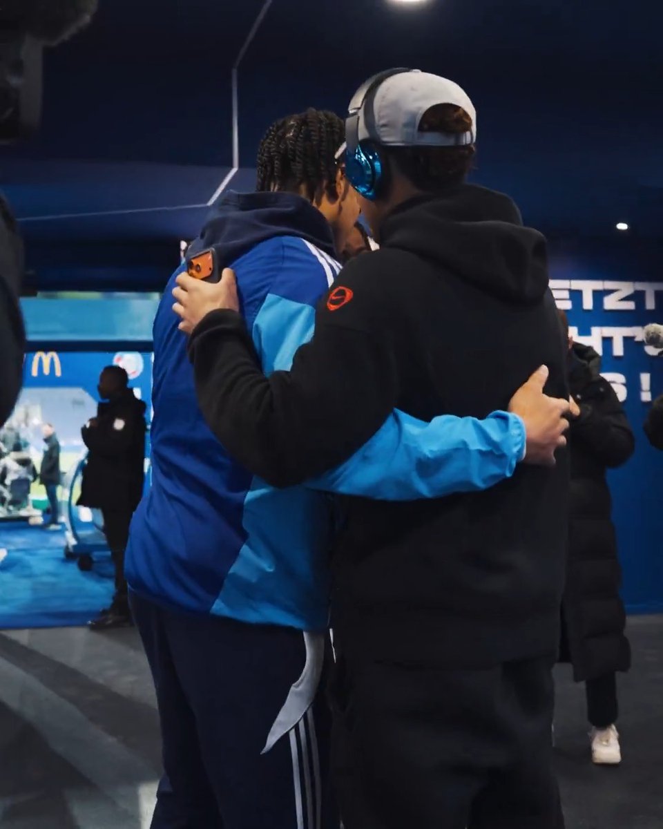 🇨🇮 𝗚𝗨𝗘́𝗟𝗔 🤝 𝗗𝗘́𝗦𝗜𝗥𝗘́ 🇫🇷 Les Doué se retrouvent. 😁 Le Strasbourgeois a demandé au Papa qui il supportait ce soir : "𝗜𝗟 𝗡𝗘 𝗩𝗘𝗨𝗧 𝗣𝗔𝗦 𝗧𝗥𝗔𝗡𝗖𝗛𝗘𝗥." 😭