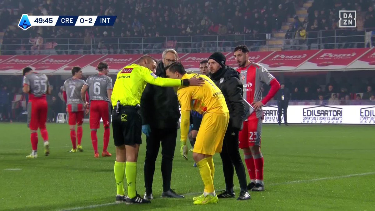 ❌ ¡NO A LOS VIOLENTOS! 😯 Lanzan un petardo al portero del Cremonese en el partido ante el Inter
