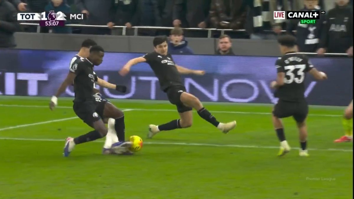 💬„Já to vidím jako další obrovskou chybu rozhodčích!” Karel Poborský má jasno! První trefa Tottenhamu proti Man City neměla platit kvůli faulu Solankeho na Guéhiho. ⚽️❌