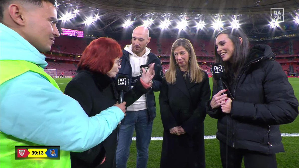El divertido momento de Marisol, athleticzale, conociendo a su Gaizka Toquero ❤️ Athletic Club #LALIGAenDAZN ⚽