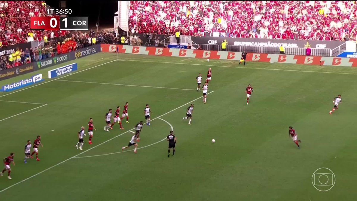 Memphis Depay teve grande chance de fazer o 2 a 0 para o Corinthians, mas Rossi salvou o Flamengo. 🎥 TV Globo 📺 | ge
