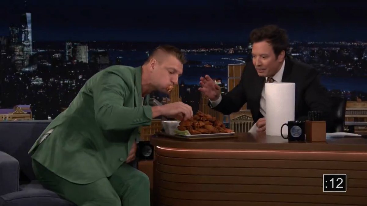 .Rob Gronkowski eats as many chicken wings as he can in 30 seconds 😭🍗 #FallonTonight
