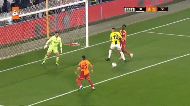 O zaman geçen sezon oynanan kupa maçında aynı pozisyona neden penaltı verilmedi? Türk hakemleri Galatasaray'ı kolluyor. Galatasaray da bu yüzden yabancı hakem istemiyor.