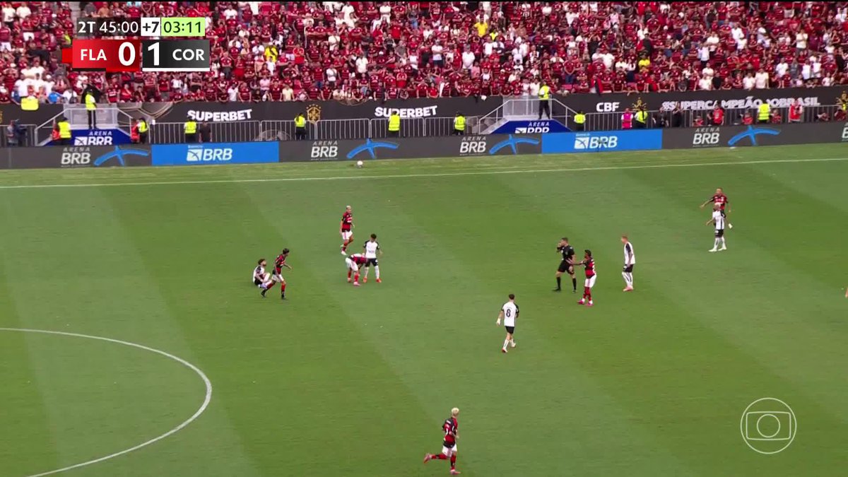 INACREDITÁVEL! Após cruzamento de Ayrton Lucas da intermediária, Léo Ortiz divide pelo alto, e bola fica viva na área. Na sobra, Paquetá domina livre na entrada da pequena área, mas finaliza por cima e perde gol incrível! #flamengo #corinthians #supercopa #futebol