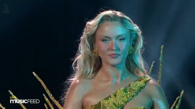 PRINCESA! Zara Larsson performando “Midnight Sun” no #GRAMMYs.