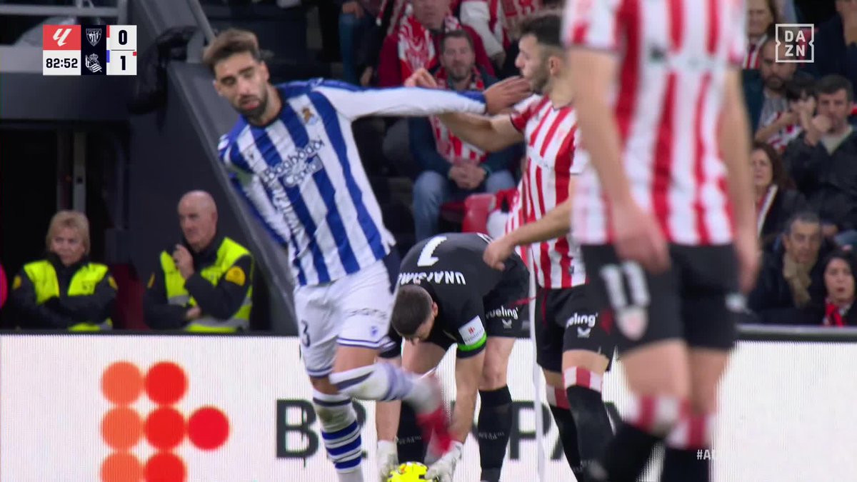 Brais Méndez vs Aitor Paredes 👀 El momento en el que la Real Sociedad vio la tarjeta roja directa y se quedó con uno menos 📺 #LALIGAenDAZN ⚽
