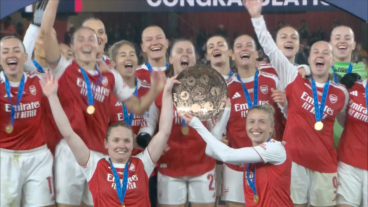 Arsenal lift the trophy and celebrate as the Women’s Champions Cup winners! 🏆🔴