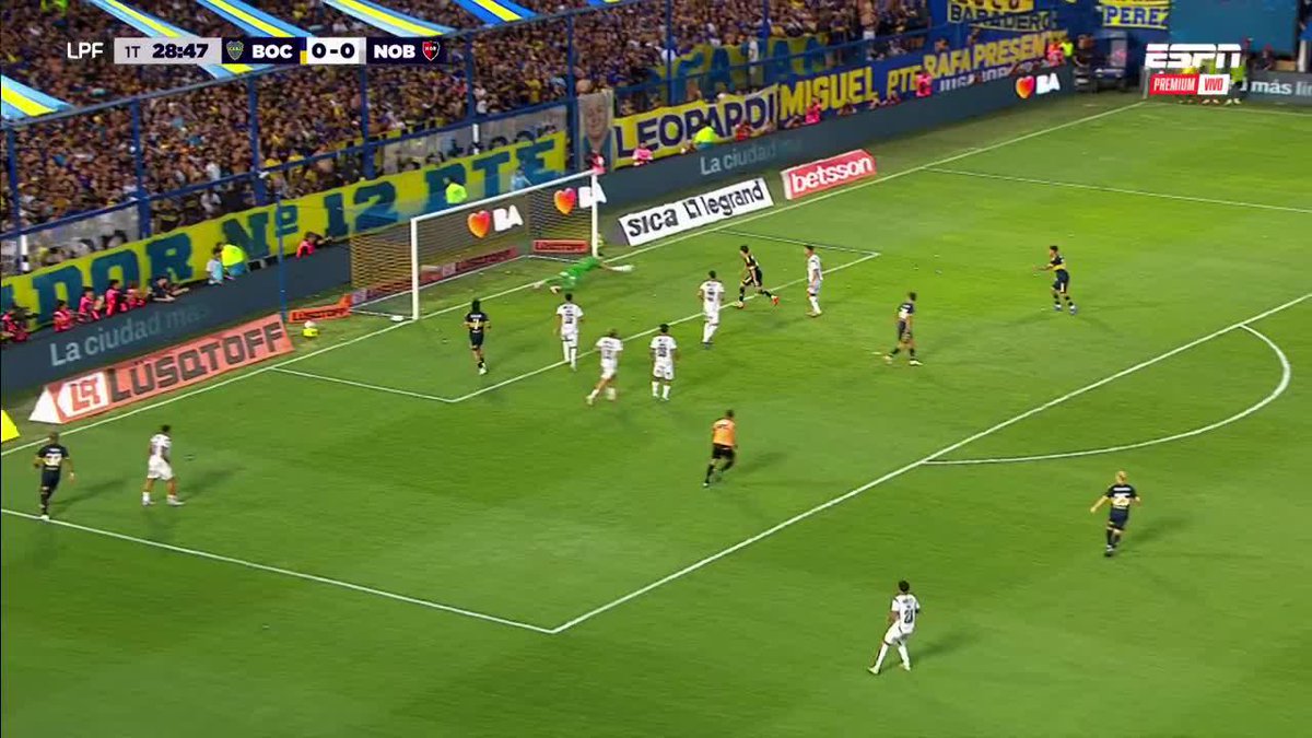 🔎Ufff, Arias tapó el remate de Ander #Herrera que no pudo engancharla del todo bien.