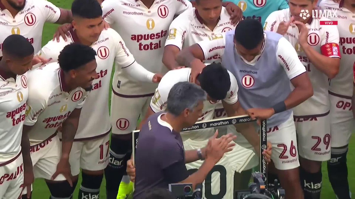 HOMENAJE AL TUNCHE RIVERA POR SUS 100 PARTIDOS CON EL EQUIPO CREMA #Universitario vs #ADT 📺 Conoce cómo ver L1MAX en vivo 👉 #L1MAX #Liga1 #TorneoApertura2026