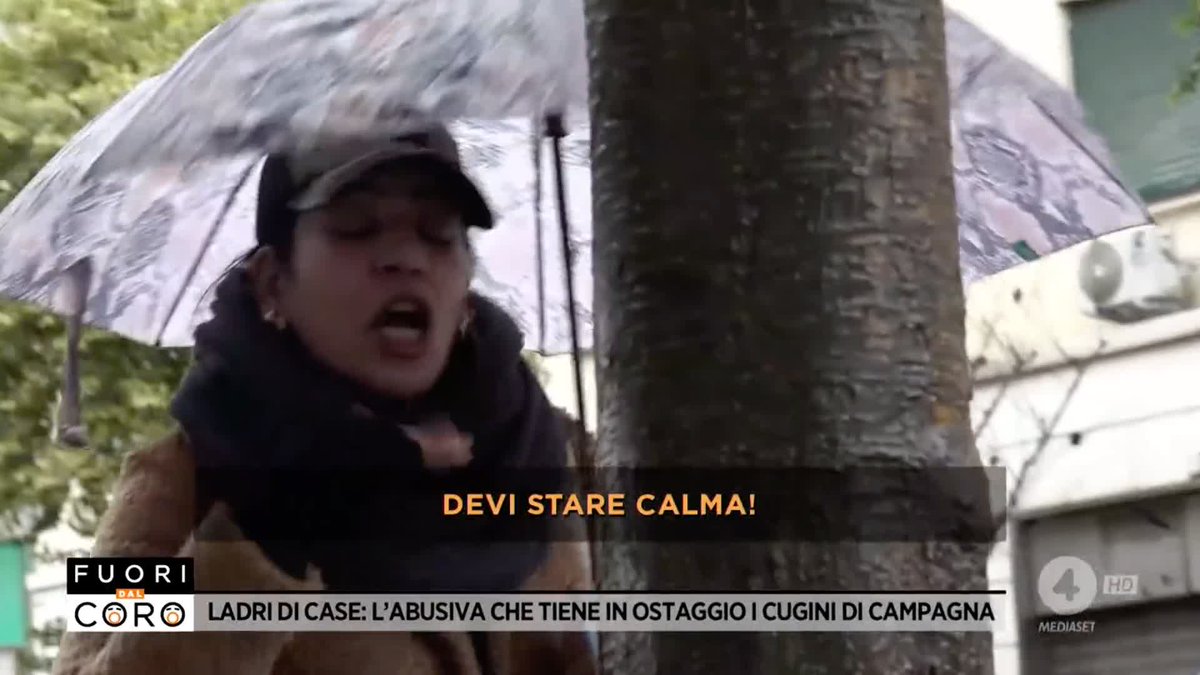 L'aggressività di Samya, la tunisina che da 2 anni occupa abusivamente la casa di Ivano dei Cugini di Campagna a #Roma. Avrebbe dovuto lasciare la casa entro il 21 gennaio e invece è ancora lì! Il servizio completo di Cristina Autore a #Fuoridalcoro è su Mediaset infinity