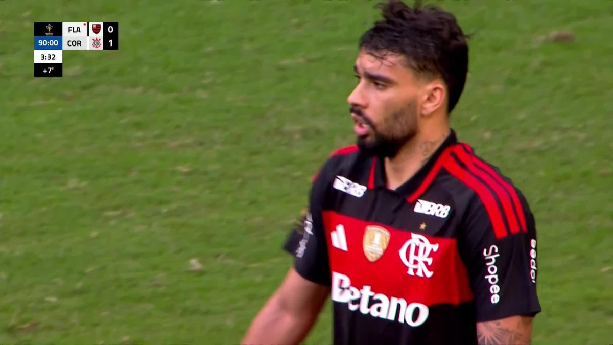 Not the debut Lucas Paquetá was looking for on his return to Flamengo 😬 Before Corinthians made it 2-0 with the last kick of the game to claim the Supercopa, Paquetá missed this golden opportunity to equalise, leaving his coach Filipe Luís on the ground with head in hands 😮