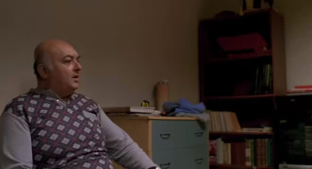 Oğlunun Vanlı bir kızla ilişkisini öğrenen baba “sepetle bu kızı diyerek” sığ, pısırık, sümsük oğlunun sevgilisinden ayrılmasına sebep oluyor. Filmde bir insanın Vanlı olması, o insanın bölücü, komünist, bizden olmayan biri olarak düşünülmesine yetmiş… 🎞️Çoğunluk / Sere Yüce