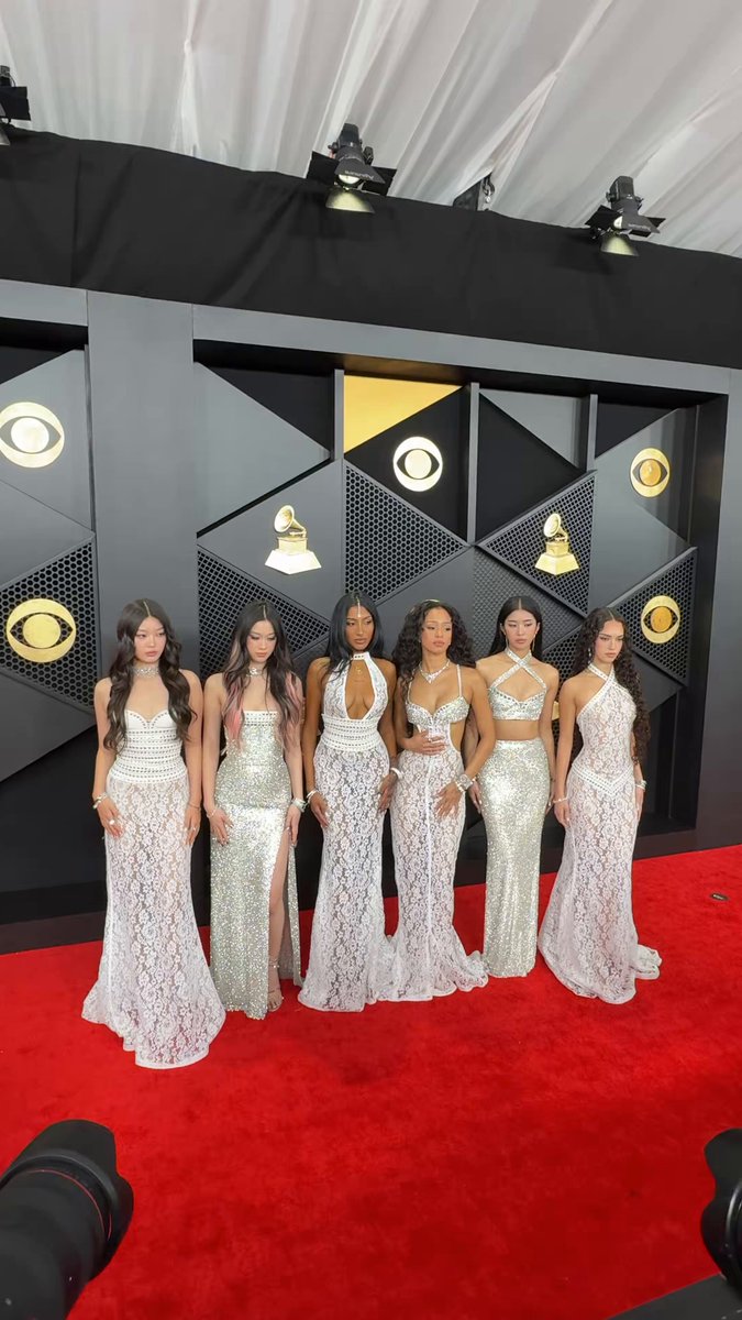 📸 KATSEYE en la alfombra roja de los #GRAMMYs