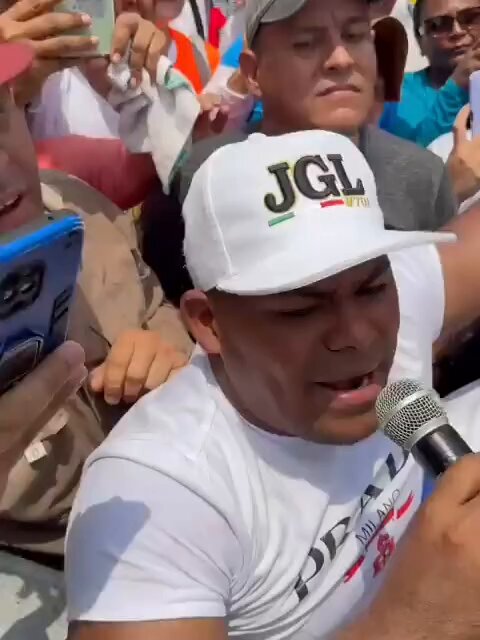 #UnAntesYUnDespués 👀🚨🇻🇪 El recién liberado preso político del régimen de Nicolás Maduro, Oscar Castañeda, se muestra en un video que ha circulado por las redes sociales visiblemente físicamente afectado tras permanecer detenido bajo fuerzas del Estado desde el año 2024. Fue liberado el pasado 12 de enero, luego de la captura de Nicolás Maduro y Cilia Flores, por el gobierno de Donald Trump.
