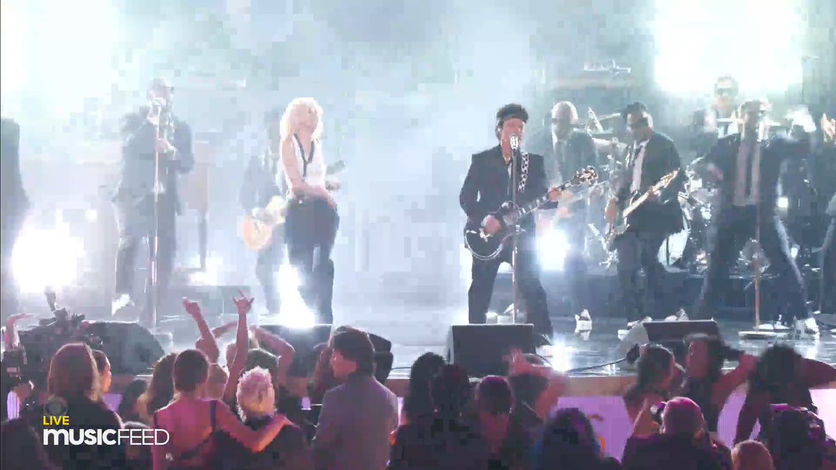 ROSÉ e Bruno Mars abrem o GRAMMY's cantando o smash hit 'APT."