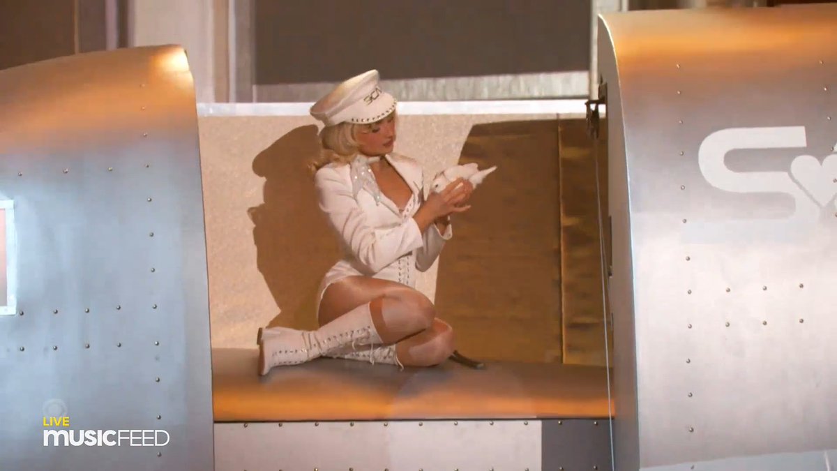 QUE LES PARECIÓ LA PERFORMANCE DE SABRINA? no lo puedo creer es LA mujer del espectáculo y lo mejor de la noche