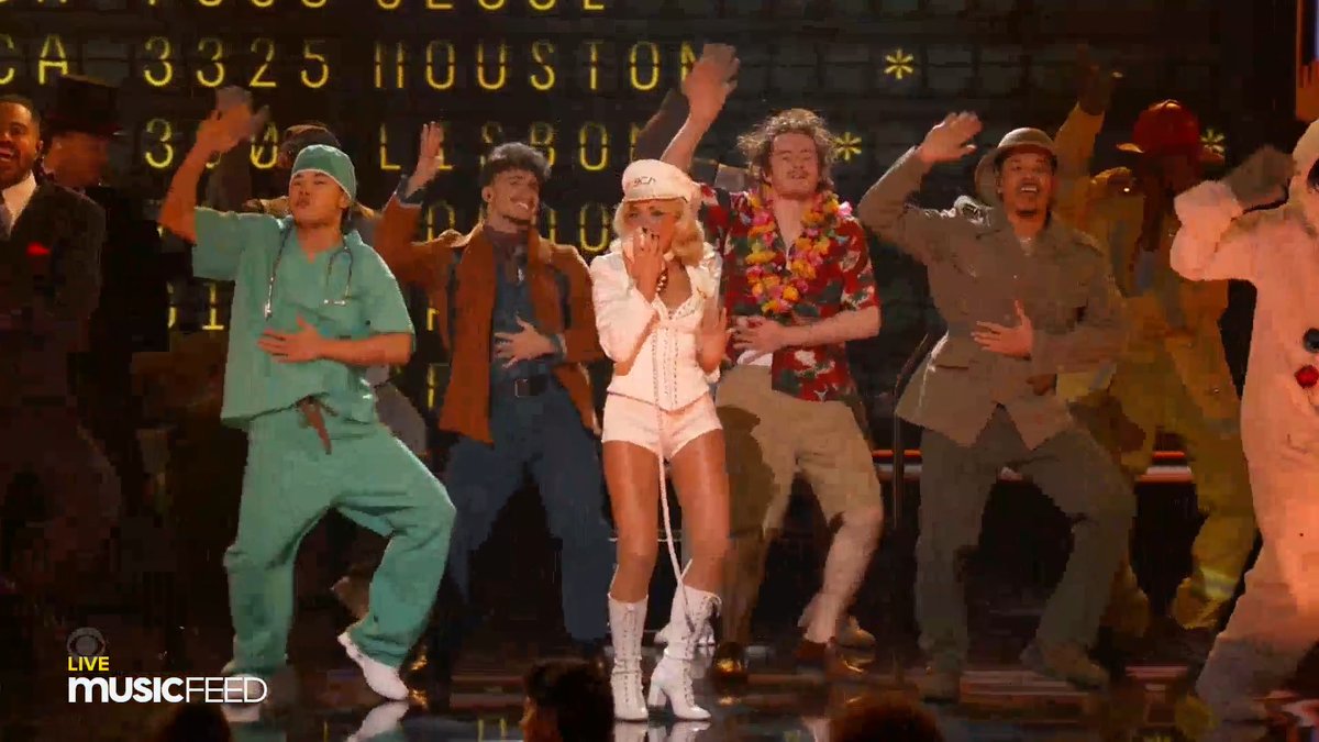 como su puso de pie el público cuando sabrina hizo el baile de manchild 🙏 ella es tan amada por todos