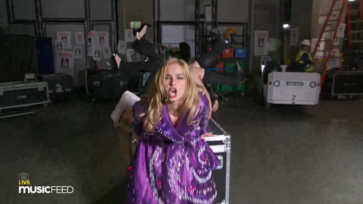 Addison Rae performa 'Fame Is a Gun' no GRAMMYs.