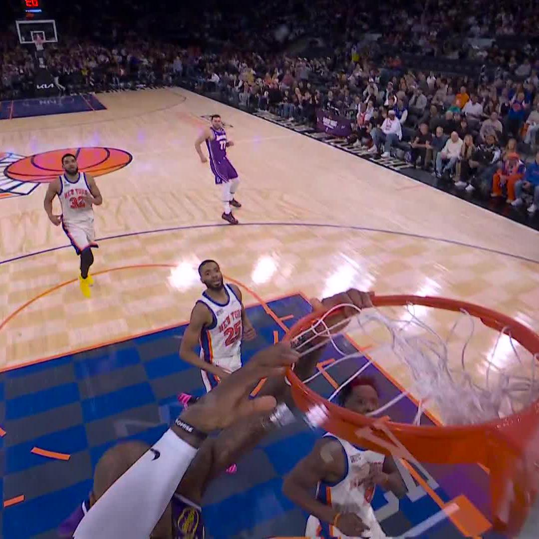 LEBRON JAMES WITH THE HUGE ALLEY-OOP SLAM!! 📺 NBC and Peacock