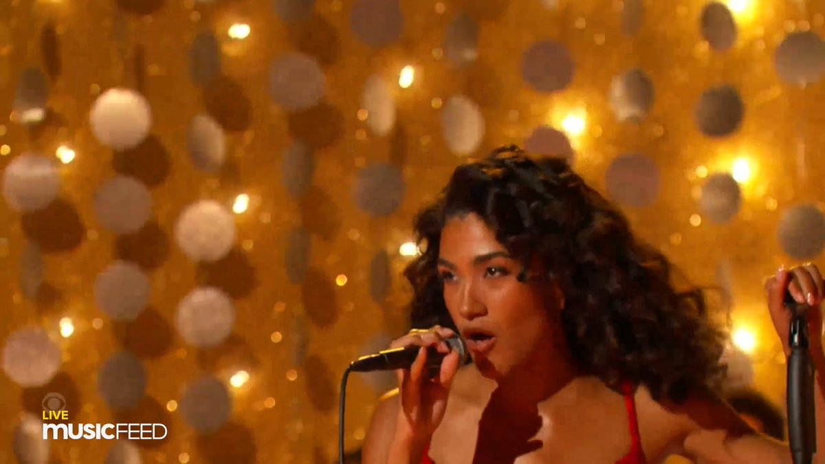 BOSSA NOVA A NOITE TODA! Olivia Dean performando 'Man I Need' antes de levar o Best New Artist do GRAMMYs.