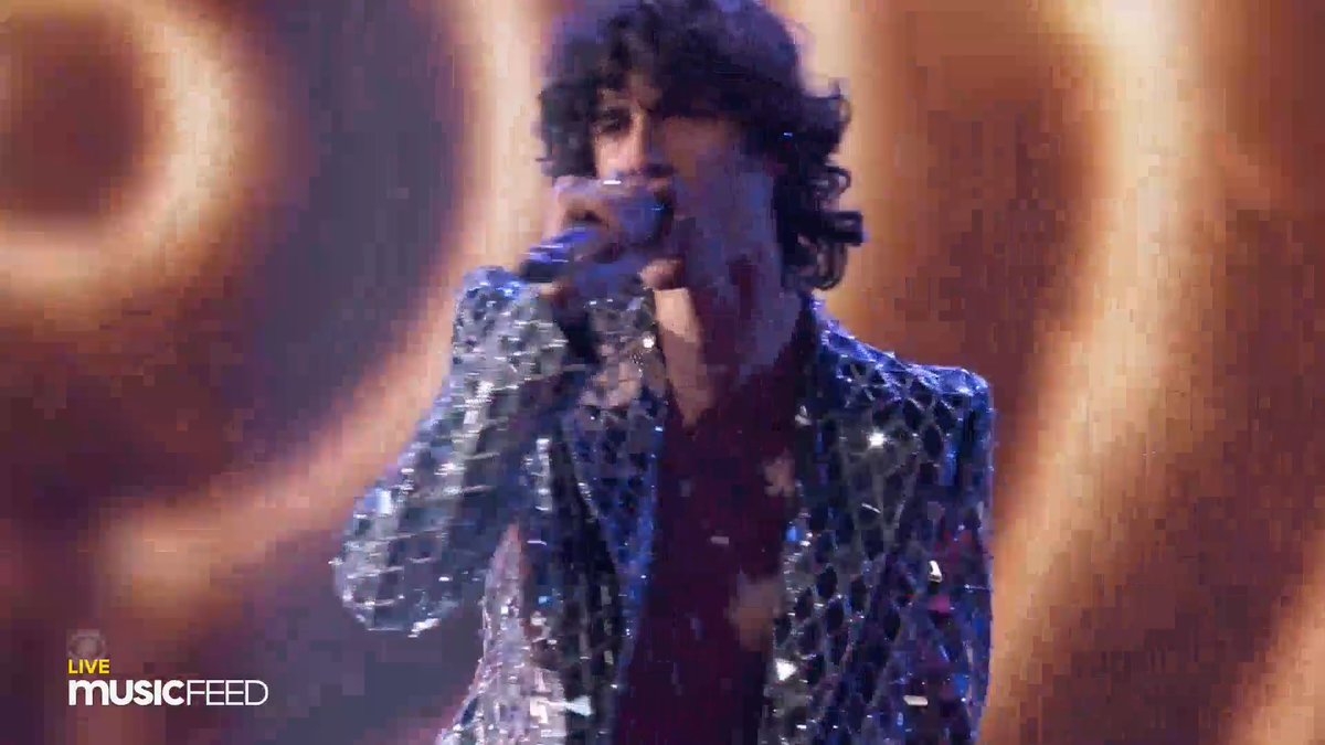 REIZINHO! sombr performando "12 to 12" no #GRAMMYs.