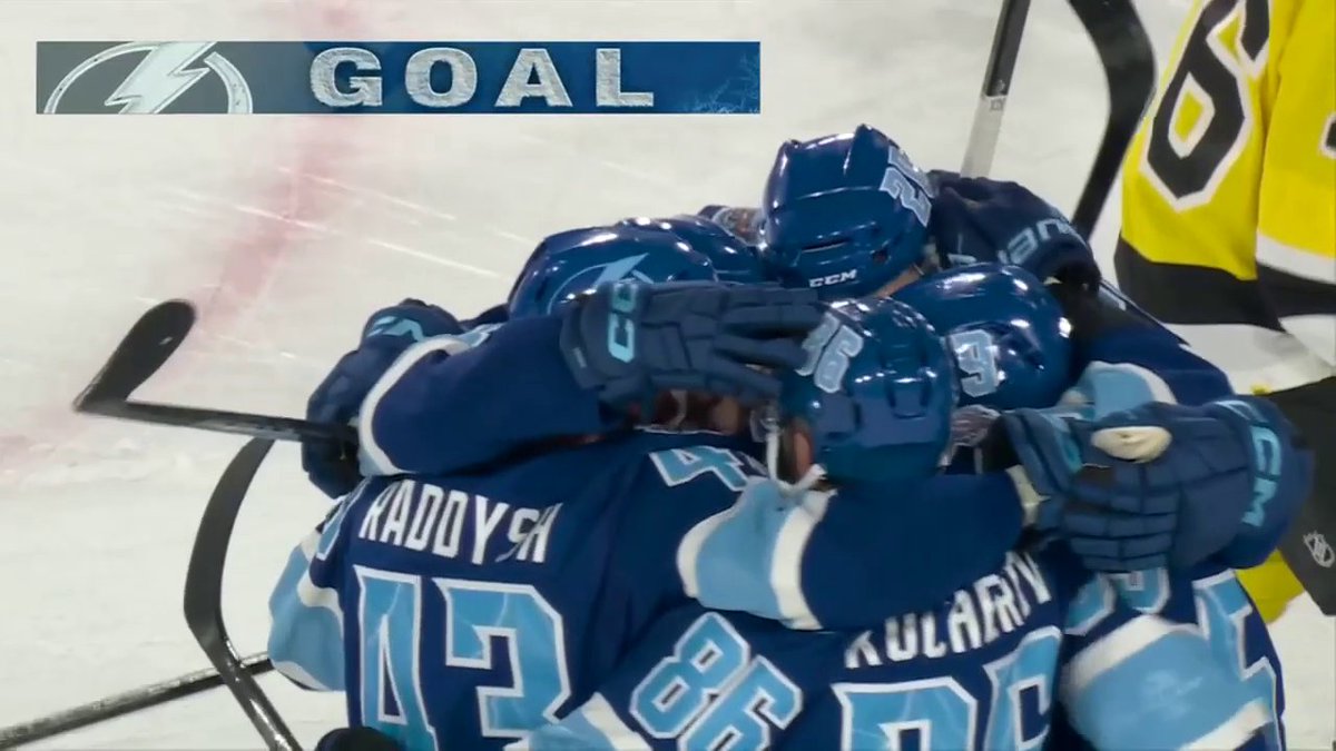 LIGHTNING STRIKE AGAIN 23 SECONDS LATER AND WE HAVE A ONE-GOAL GAME!⚡ #StadiumSeries 🇺🇸: ESPN ➡️ 🇨🇦: Sportsnet &amp; TVA Sports ➡️