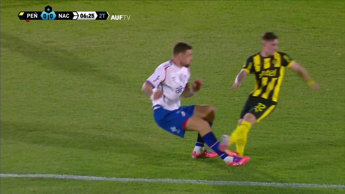 ASÍ SE JUEGAN LOS CLÁSICOS Y MÁS SI SON FINALES: Umpiérrez, jugador de Peñarol, se fue expulsado en lo que terminó siendo triunfo por penales del Manya a Nacional en la Supercopa de Uruguay. 📺 #DisneyPlus Plan Premium