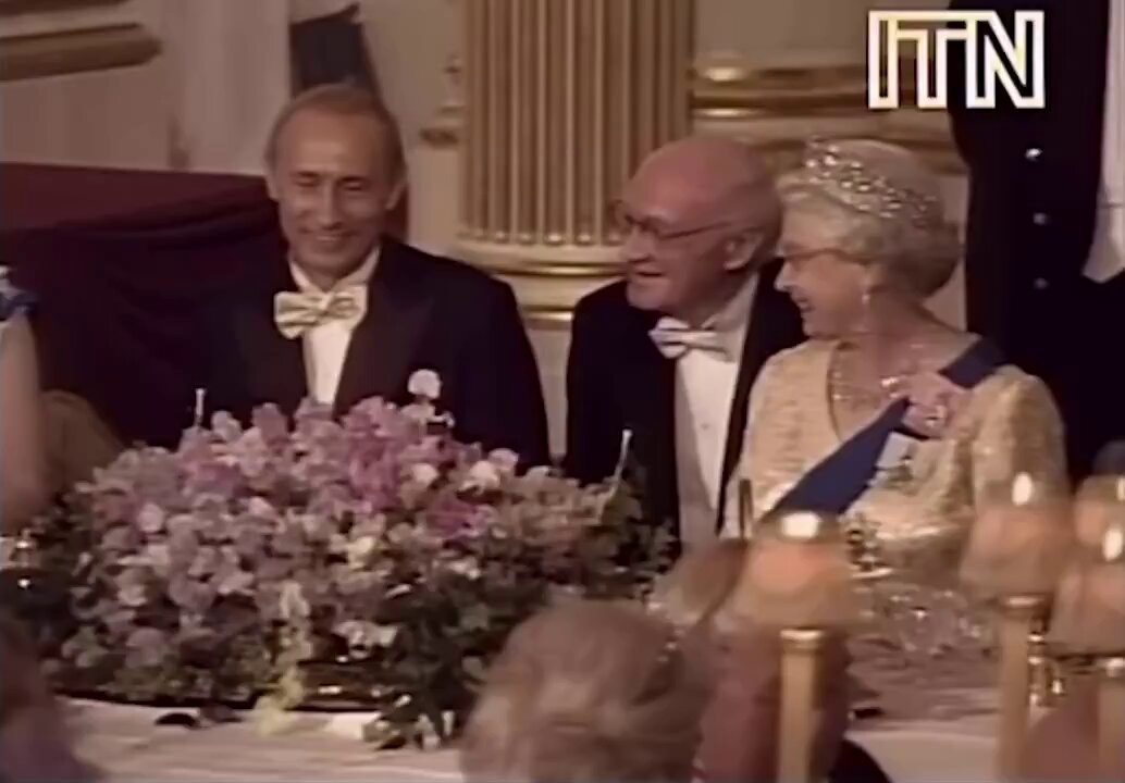 Esto pasó en el año 2003, Putin llegó catorce minutos tarde a su visita de Estado con la Reina Isabel II. Al despedirse, la Reina lo hizo esperar exactamente el mismo tiempo, 14 minutos. Ese gesto silencioso dijo más sobre el poder real que cualquier discurso. Para entonces, Putin ya era famoso por ignorar las jerarquías. Su retraso atribuido oficialmente al “tráfico”, pese a que esas rutas siempre se despejan quedó sin comentarios. Pero Isabel II respondió con precisión quirúrgica y le dio una lección para no olvidar jamás.