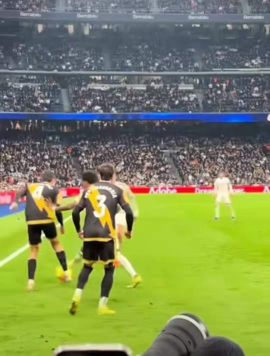 Empujan a Rodrygo Goes y Kylian Mbappé va inmediatamente a defenderlo. Quiero esa sangre de todo el equipo los 90 minutos del partido.