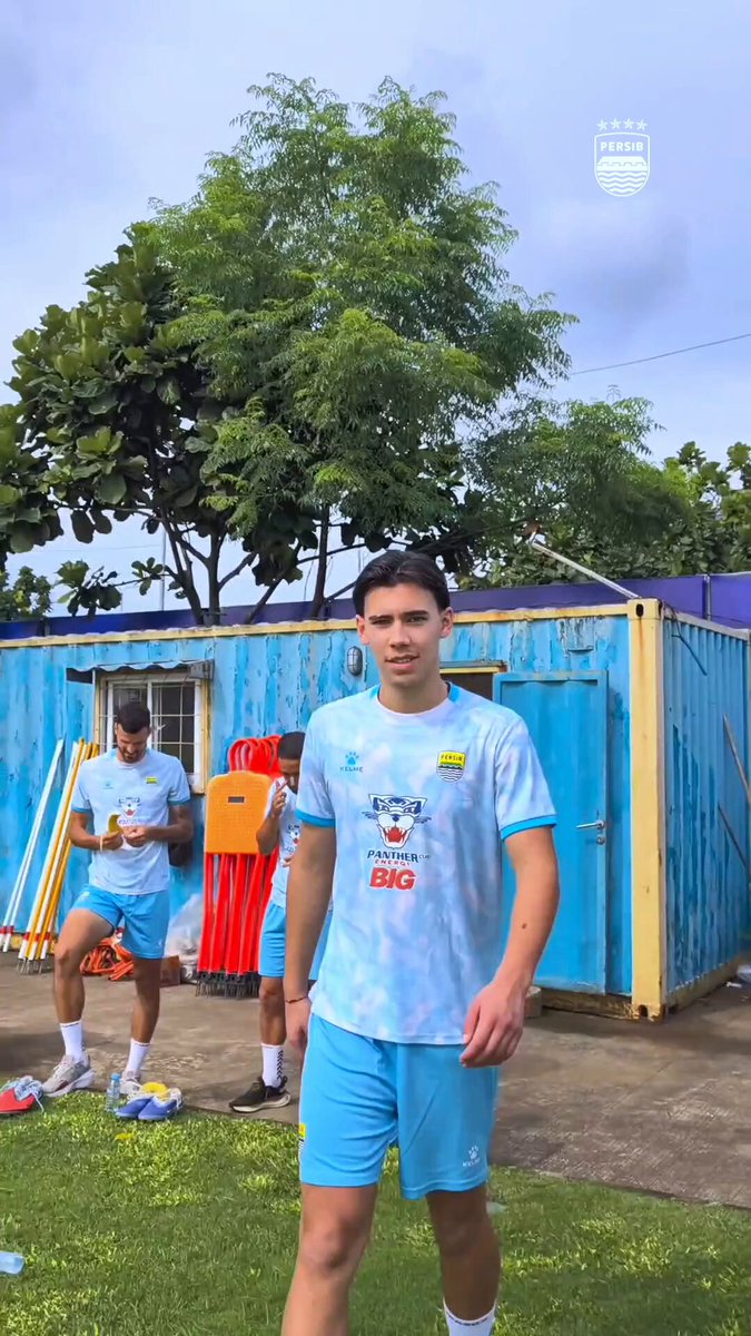 First day at the office for Dion Markx ⚽ Straight to it. Enjoy the ride!👏 #WeArePERSIB