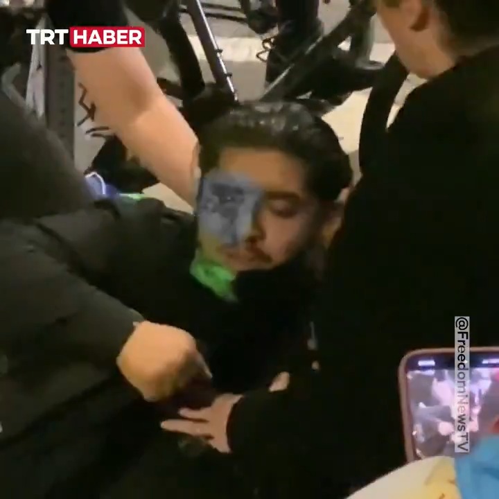 ABD’nin Los Angeles kentindeki protestolarda göstericiler ve polis arasında arbede çıktı. Polis, ICE karşıtı bir göstericiyi gözünden vurdu.