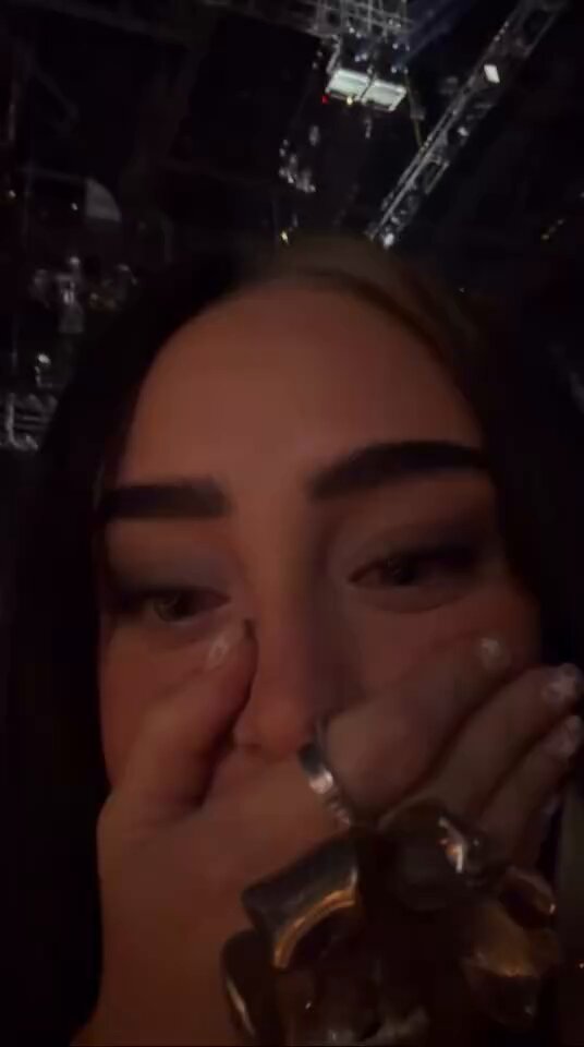 nicki llorando mientras escucha a gaga ella es una más de nosotras