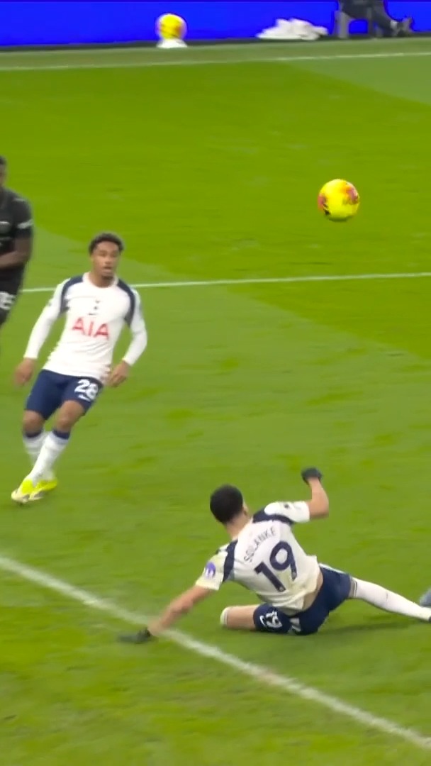Yılın golüne şimdiden aday. Solanke, Manchester City’e akrep vuruşuyla müthiş bir gol attı. Maç sonucu: Tottenham 2-2 M. City