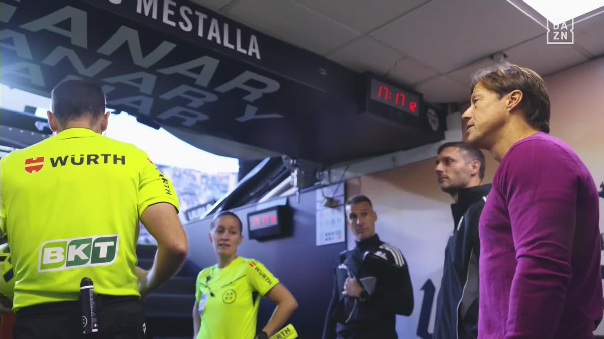 Cuadra Fernandez lleva dos meses con un protagonismo vergonzoso. Lo de ayer es una mas. A este tipo de personajes no hay que bajarles de categoría, hay que echarles del futbol. Asco de gente.