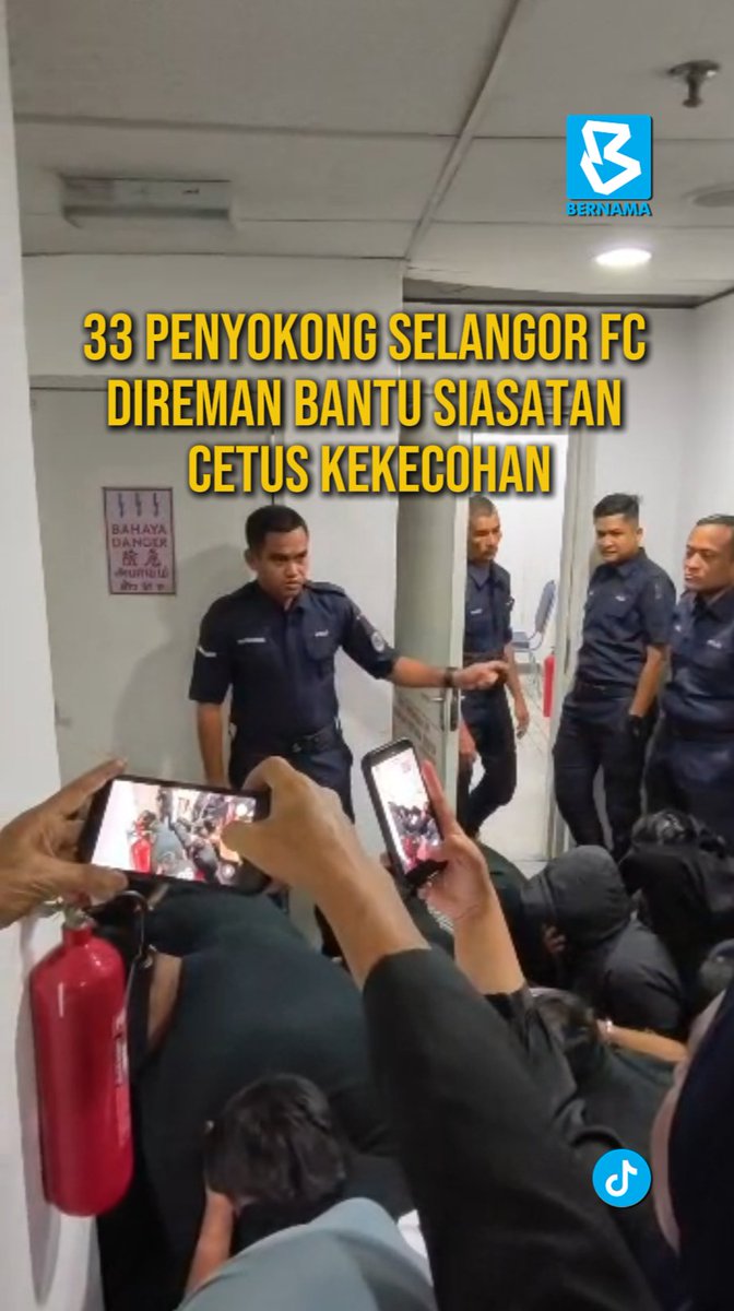 Sebanyak 33 penyokong Selangor FC direman hari ini bagi membantu siasatan berhubung kekecohan yang dicetuskan di Jambatan Angkat Kuala Terengganu semalam. #BernamaNews #VideoBernama