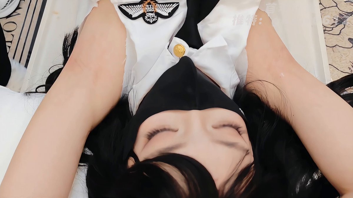 谁说取向能挡住现实？妹妹明明是拉拉，一缺钱照样背着女朋友出来搞钱。成年人的世界，爱欲从来不讲忠诚，只讲谁先射…